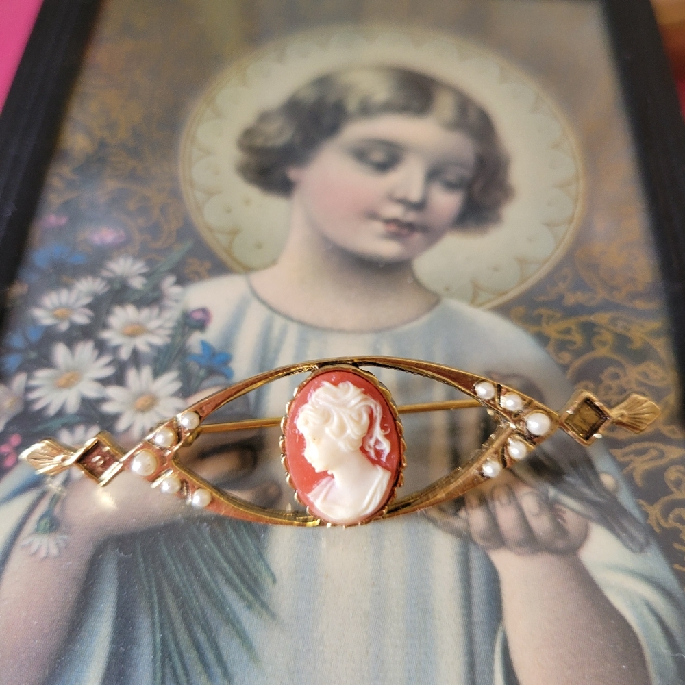 Cameo Brooch Faux Pearls Gold-tone ~ Pretty Vintage Look